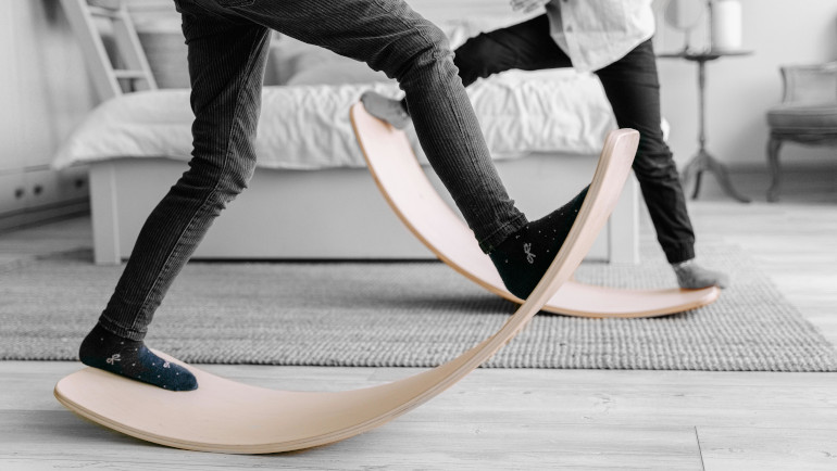 enfant avec une planche d'équilibre